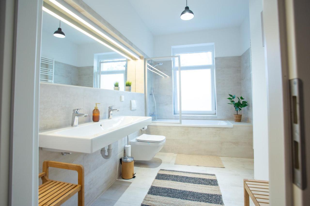 Fullhouse - Halle - B2 - Daylight Bathroom - Nespresso Apartment